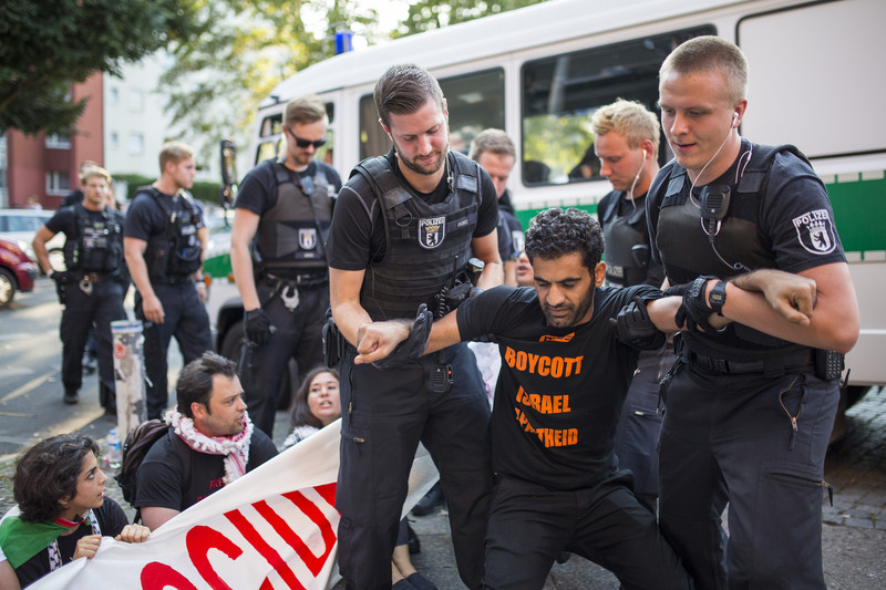 2015-8-30-berlin-police-activestills14409743501op59