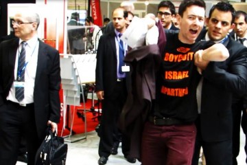 militants-pro-palestiniens-appele-boycott-israel-devant-stands-armements-pays-salon-eurosatory-17-juin-2014-1618390-616x380