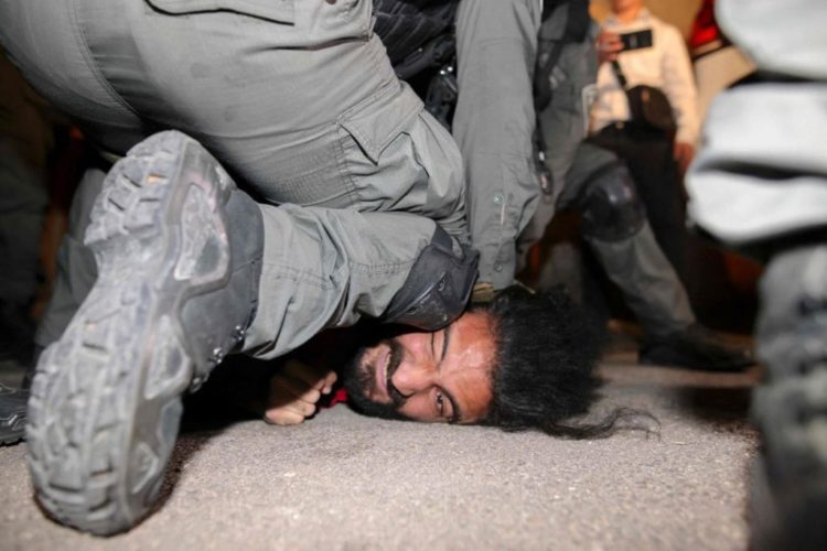 palestinien molesté par un soldat israelien