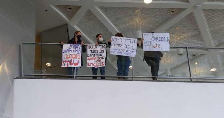 En décembre 2021, des étudiant·es manifestent contre les sociétés d’armement au Salon de l’emploi, à l’université de Tel Aviv. Photo : Hamushim